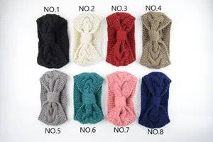 Gedetailleerd shot van gebreide haarbanden met strik in diverse kleuren voor de winter.