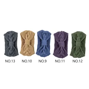 Gebreide twist strik haarband detail met verschillende kleuren voor de koude winter.