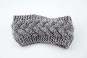 Fascia per capelli in maglia grigia dettaglio, morbido scaldorecchie invernale caldo e comodo.