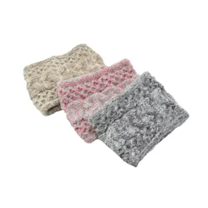 Nahaufnahme von breiten Zopfstrick Stirnbändern, kuscheliges strukturiertes Strickdesign.