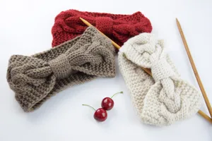 Gedetailleerd overzicht van gebreide strikhaarbanden, warme wollen winter oorwarmers voor dames.