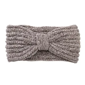 Nahaufnahme der grauen Chenille Strick-Haarband mit Schleife und weicher Plüschtextur.