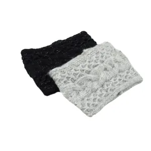 Nahaufnahme von gewebtem Winterstirnband, Zickzack-Muster, weiches Wollmaterial.