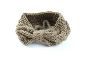 Gebreide haarband detail, kabelsteek patroon met strik, gezellig winter haaraccessoire