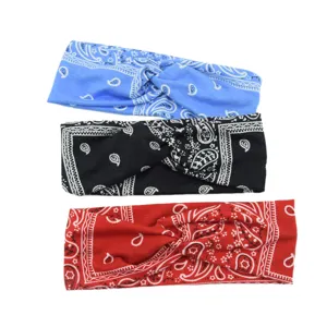 Vue rapprochée détaillée du bandeau croisé imprimé avec des motifs cachemire classiques.