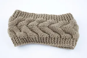 Kabelgebreide hoofdband detailshot met fijne textuur en warm winter oorwarmers ontwerp.