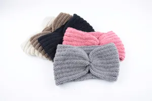 Detailansicht des Strickstirnbands, weiche Wollmütze Textur, gemütliches Herbst Winter Haaraccessoire.