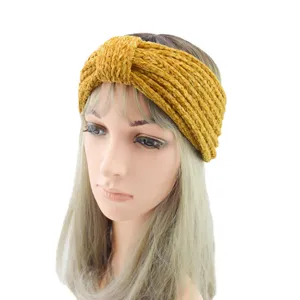 Detailaufnahme eines senfgelben Kord-Haarbands mit Knoten, zeigt Stofftextur und weiches Material.