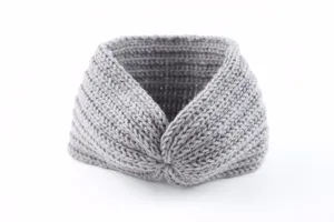 Detailansicht des grauen Strick-Haarbandes mit Twist, weiche Textur und feine Handwerkskunst.