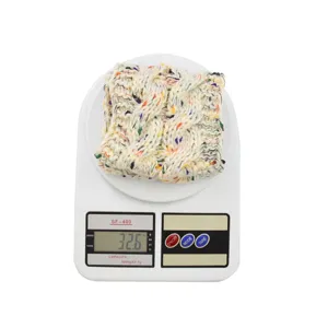 Fascia per capelli in maglia ritorta con dettagli colorati da donna, accessorio invernale.