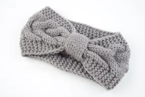 Stijlvolle grijs gebreide haarband met strik, warme wollen haaraccessoire voor de winter.