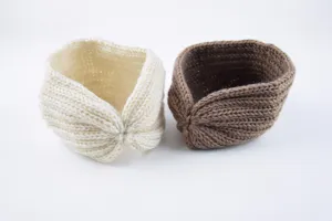 Geknotetes winterliches Strickstirnband warme Ohrenwärmer Haarschmuck in Braun und Weiß