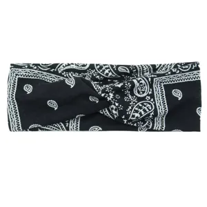 Détail de bandeau croisé en tissu motif cachemire noir et blanc pour le sport et le yoga.