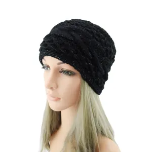 Detailaufnahme des eleganten schwarzen Strickstirnbands mit funkelndem Garn für Winter.