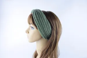 Grünes Strick Stirnband Nahaufnahme, warmes Winter Haarband Detailansicht Strickmuster.
