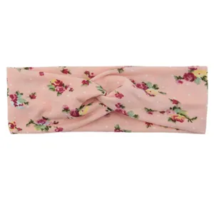 Détail en gros plan du motif en tissu et de la texture nouée du bandeau floral rose.