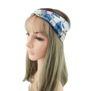Détail de bandeau torsadé à motif floral, accessoire de cheveux souple pour yoga et sport.
