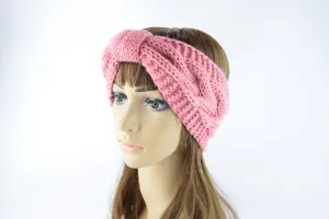 Roze gebreide haarband met strik en kabelpatroon, warme winter haaraccessoire voor dames.