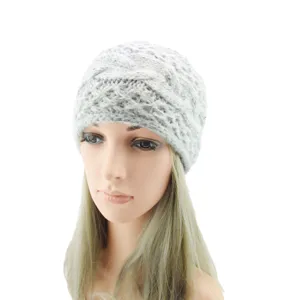 Graues gestricktes Winter Stirnband Ohrwärmer thermisches Zopfmuster Haaraccessoire.