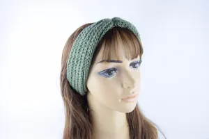 Detailansicht des dunkelgrünen Strick-Haarbandes für den Winter mit stylischem Twist und wärmend.