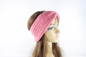 Detaillierte Nahaufnahme eines kuscheligen rosa Strickstirnbands an einem Puppenkopf, Textur.