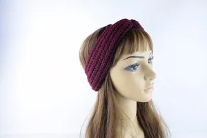 Detailansicht des dunkelroten Strick-Haarbandes mit warmer 9-Rippen-Struktur für den Winter.