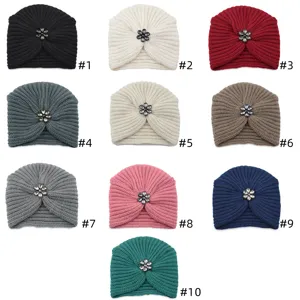 Gestrickter Turban Hut mit Kristall Blumen Brosche, warme Winter Boho Mützen, bunte Auswahl.