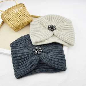 Strick Turban Mütze mit Kristallblume, winterliche warme Kopfbedeckung, gemütliche elegante Mütze.