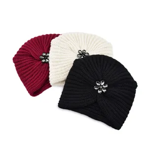 Gestrickte Turbanmütze mit Kristallblumen-Brosche, gemütliche Wintermütze für Damen.