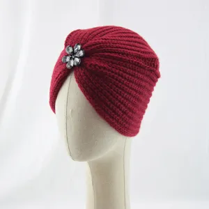 Rote geflochtene Turban Mütze mit Kristallblume, warme Winter Häkelmütze Damen.