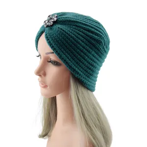 Dunkelgrüne gestrickte Turbanmütze für Damen mit funkelnder Kristallblumenbrosche Winter