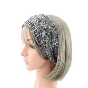 Fascia per capelli grigia in maglia treccia accessorio invernale vista dettaglio calda.