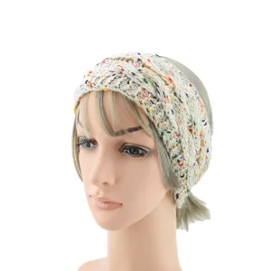 Dettaglio fascia per capelli in maglia, filato maculato colorato, accessorio invernale caldo.