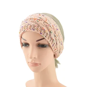 Vista dettagliata della fascia in maglia da donna con pois colorati, accessorio invernale.