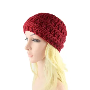 Primer plano detallado que muestra la textura clara y el tejido grueso de este gorro de punto.