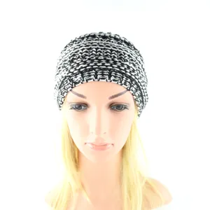 Primer plano de la diadema de punto ancha en blanco y negro, accesorio cálido de invierno.
