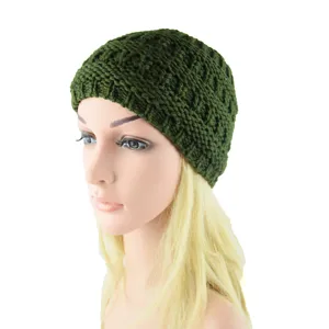 Gorro de lana de invierno tejido en verde oscuro, vista detallada de textura y diseño.