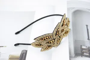 Exquisites handgemachtes Perlenstirnband mit funkelnden Kristallen, elegantes Haarschmuck Detail.
