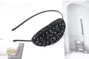 Detailaufnahme von schwarzem Perlen Haarreif, handgefertigter Kristall Haarschmuck Damen.