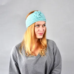Hellblaue Strickstirnband mit Häkelblume, warmes Winter Haaraccessoire für Damen.