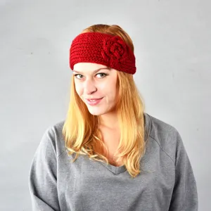 Gestricktes Blumenstirnband mit warmem Wollmuster, bequemer Ohrenwärmer für den Winter.