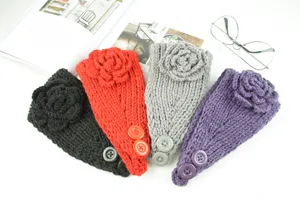 Strick Stirnband mit Häkel Kamelie Blume und Knöpfen warme Winter Ohrenschützer Haarschmuck