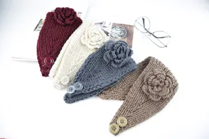 Gestricktes Damen Stirnband mit Häkelblume und Knöpfen für warme Ohren im kalten Winter.
