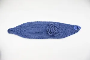 Gestricktes Blumen Stirnband Ohrenwärmer, blaues Wollhaarband mit Knöpfen, gemütliches Accessoire.