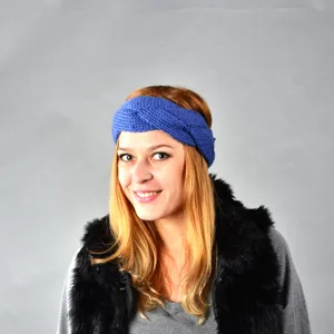 Nahaufnahme des blauen gestrickten geflochtenen Wollhaarbandes am Model, weiche Textur.