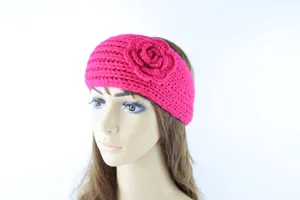 Heissrosa gestricktes Haarband Detail mit strukturiertem Häkelrosenmuster und wärmendem Design.
