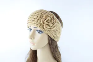 Gemütliches Strick-Stirnband mit dekorativer Stoffblume als warmes Haaraccessoire für Damen.