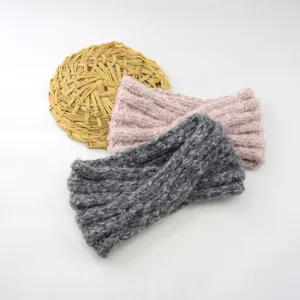 Detailansicht des stylischen Mohair-Strickstirnbands mit Kreuzdesign für warme und Sport.