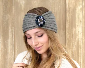 Dettaglio fascia lavorata a maglia strass gemma paraorecchie accessorio capelli