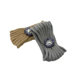 Primo piano dettagliato della elegante fascia in maglia con strass e gemme scintillanti.